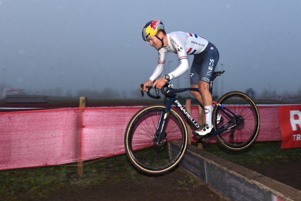 Tom Pidcock Et Pinarello Champions Du Monde De Cyclocross tom-pidcock-et-pinarello-champions-du-monde-de-cyclocross